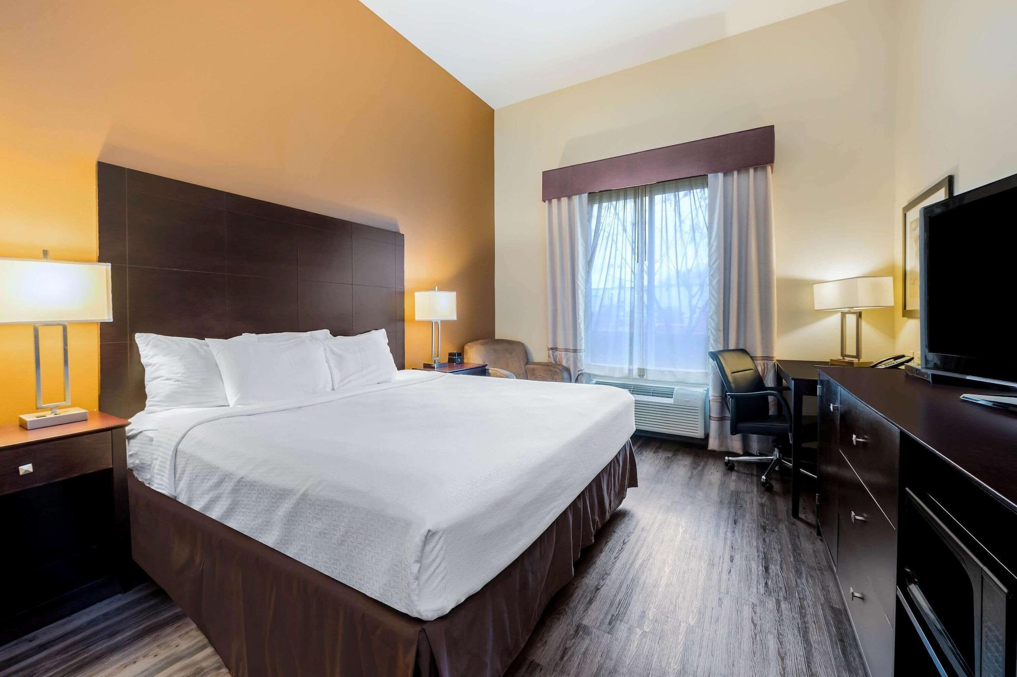 La Quinta By Wyndham Marshall Bagian luar foto